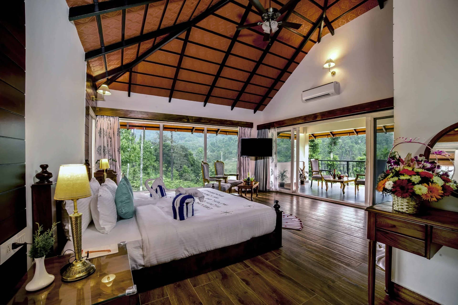 Luxury cottage bedroom with mountain view balcony. RiverMist.